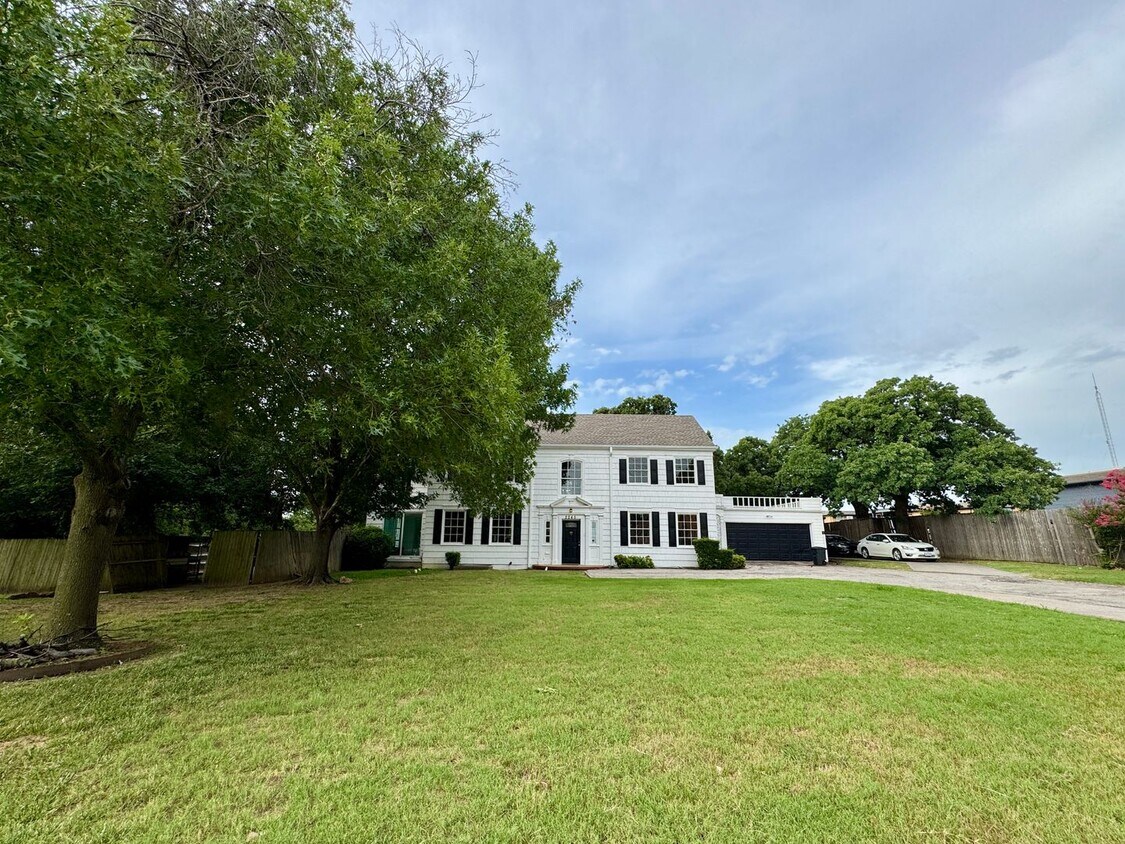 Foto principal - 2245 W Oak St