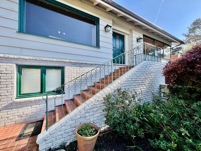Foto del edificio - Charming and Accommodating Carmel-by-the-Sea Home coming soon!