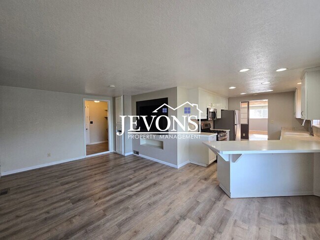 Building Photo - Perfect for families and pets! Charming 3-...