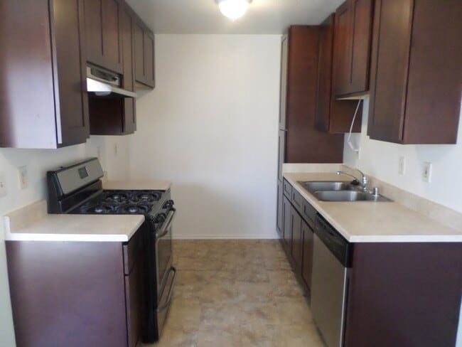 Building Photo - Spacious 1 bedroom 1 bath apartment in Ana...