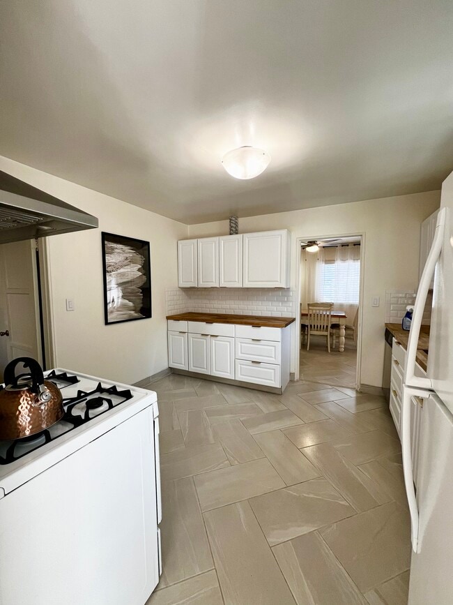 Building Photo - 530 N Quarantina St