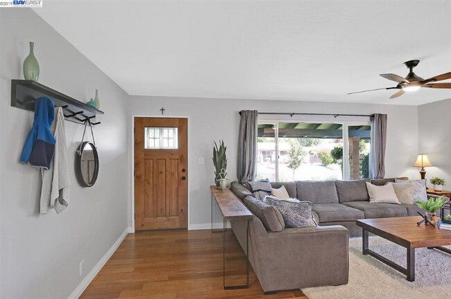 Foto del edificio - 4833 Primrose Ln