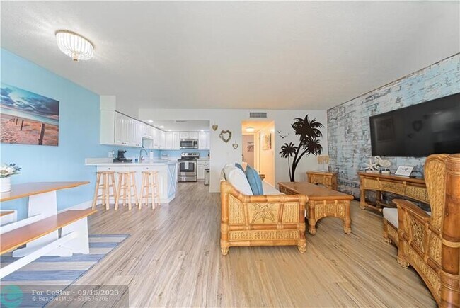 Building Photo - 715 S Ocean Dr