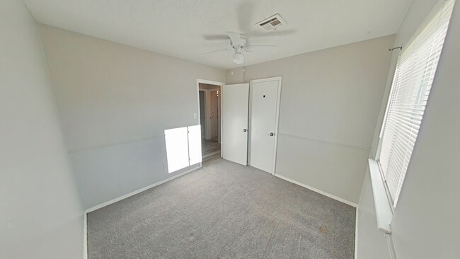 Building Photo - 324 NW Compass Dr