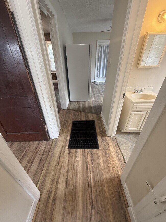 Foto del edificio - 2 bedroom, 1 bathroom house on W Kentucky Street