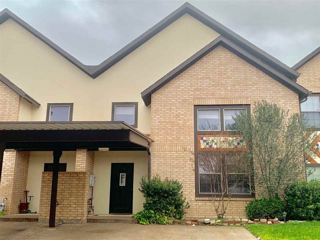 Primary Photo - 2445 Monarch Dr