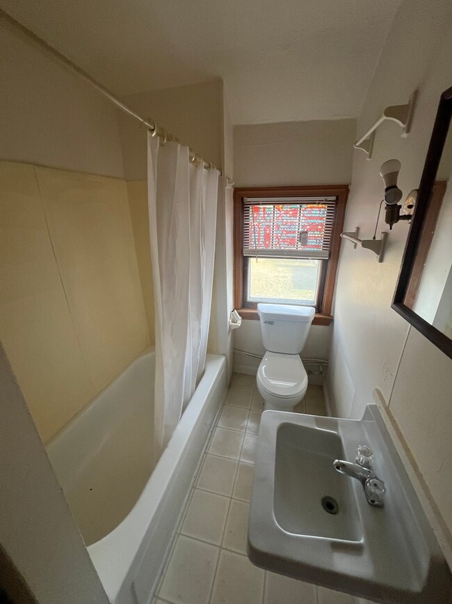 Building Photo - 406 1/2 E 1st St