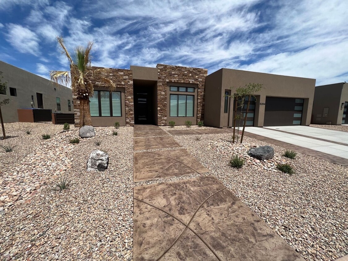 Primary Photo - Beautiful 4 Bedroom, 4 Bathroom Home in Th...