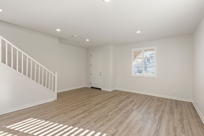 Building Photo - Comfort Meets Coastal Living 4 Bed 2.5 Bat...