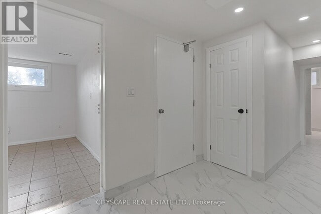 Building Photo - 2724 Lake Shore Blvd W