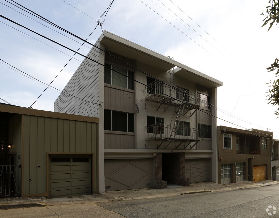 Primary Photo - 33 Miguel St
