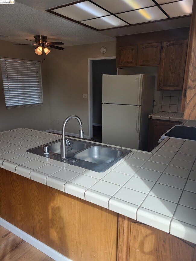 Building Photo - 906 Coral Dr