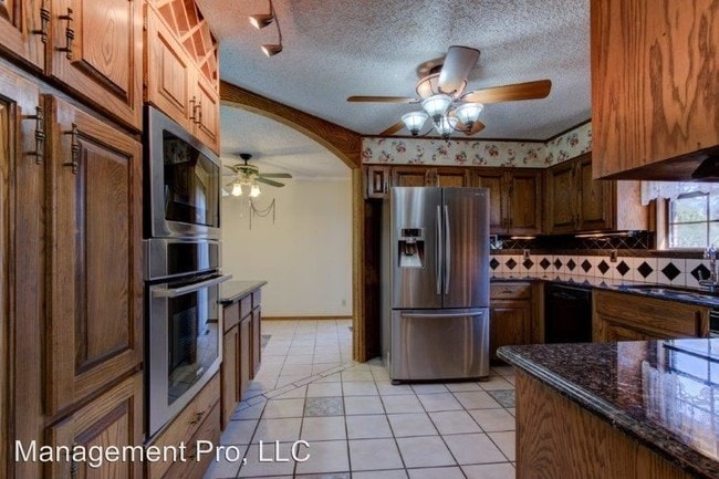 Building Photo - 2311 Lakeshore Dr