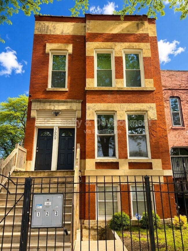 Building Photo - 3609 S Giles Ave