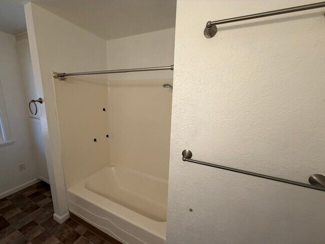 Foto del edificio - Beautiful 2 Bedroom on a Large Corner Lot!