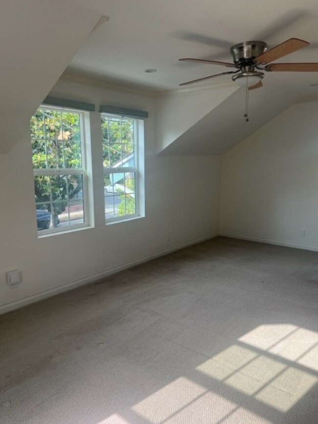 Foto del edificio - 6708 De Longpre Ave