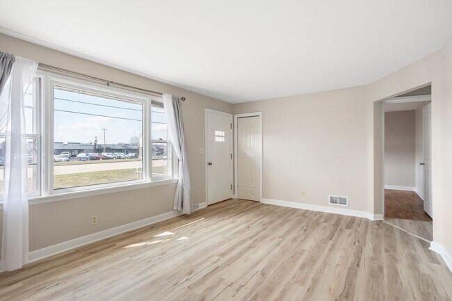 Building Photo - Three Bedroom Appleton House