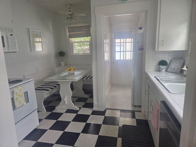 Foto del edificio - Charming 2 bedroom, 1 bathroom, single story cottage w/oversized garage