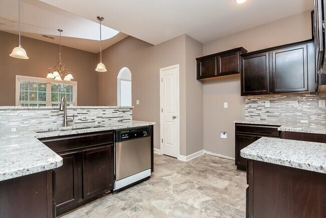 Foto del edificio - Now Leasing a 5 Bedrom 3 Bath Home In Olive Branch