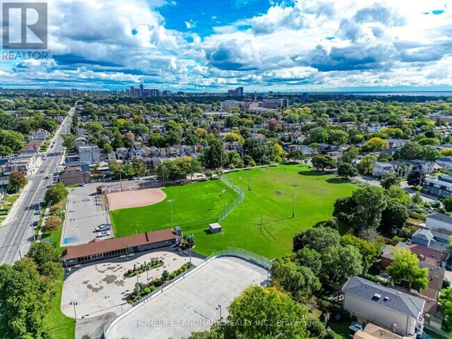 Photo du bâtiment - 335 Cosburn Ave.