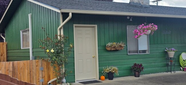 Building Photo - Room for rent with private entrance