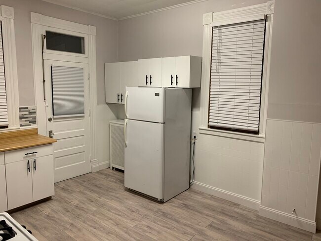 Kitchen - 944 Pine Ave