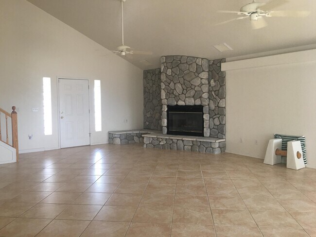Foto del edificio - 2523 Country Club Dr