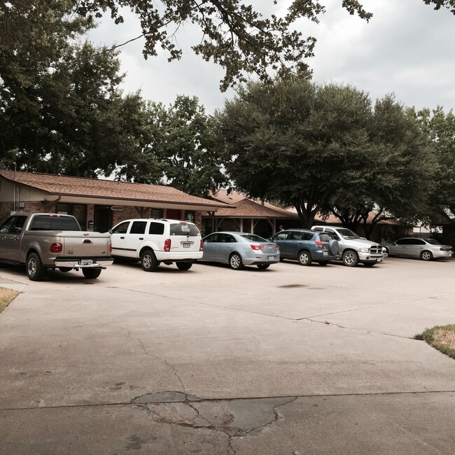 Foto del edificio - 3400 N Travis Ave