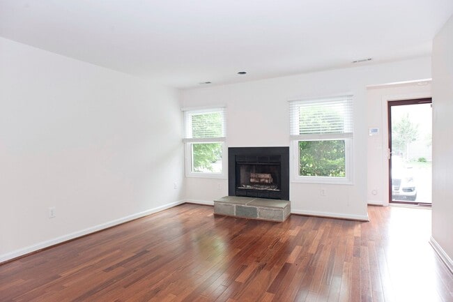 Building Photo - Coming Soon! 2 bed 2 1/2 bath townhouse in...
