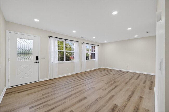 Foto del edificio - 276 Temple Hill Rd