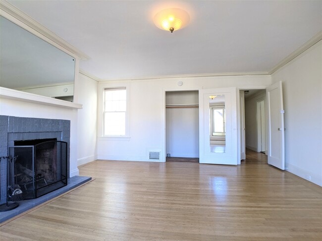 Building Photo - 2128 Bay St