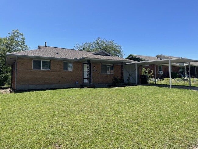 Building Photo - 712 SW 4th Pl