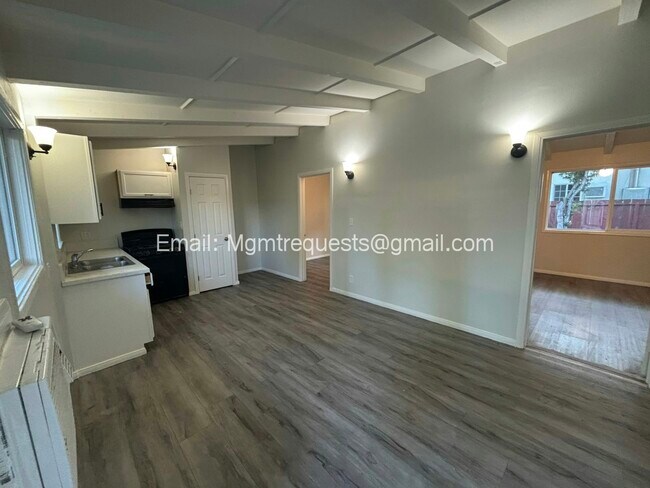 Building Photo - 1180 W Valencia Dr