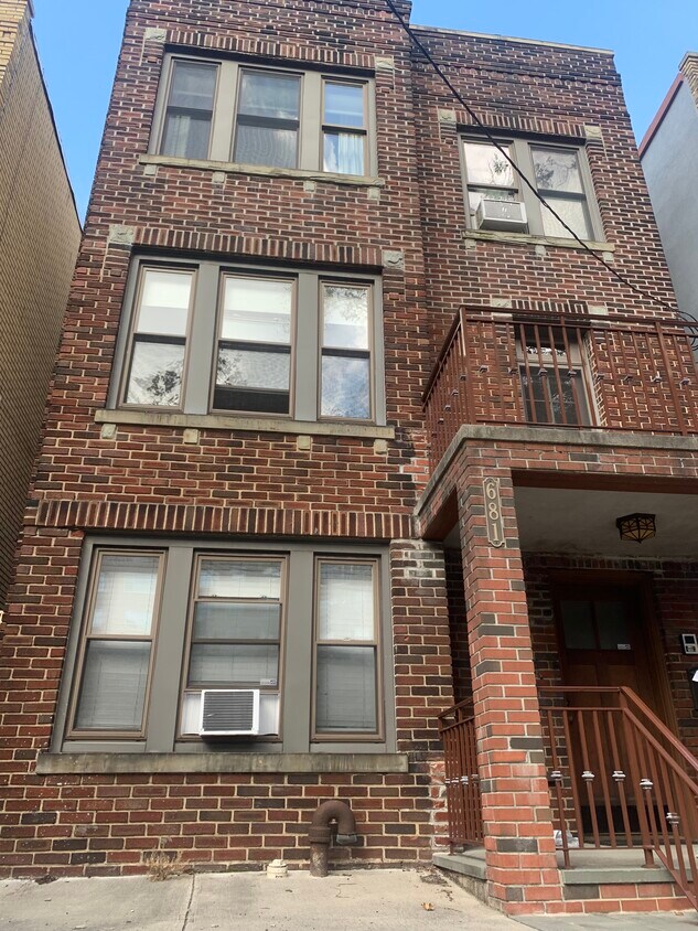 Primary Photo - 681 Boulevard E