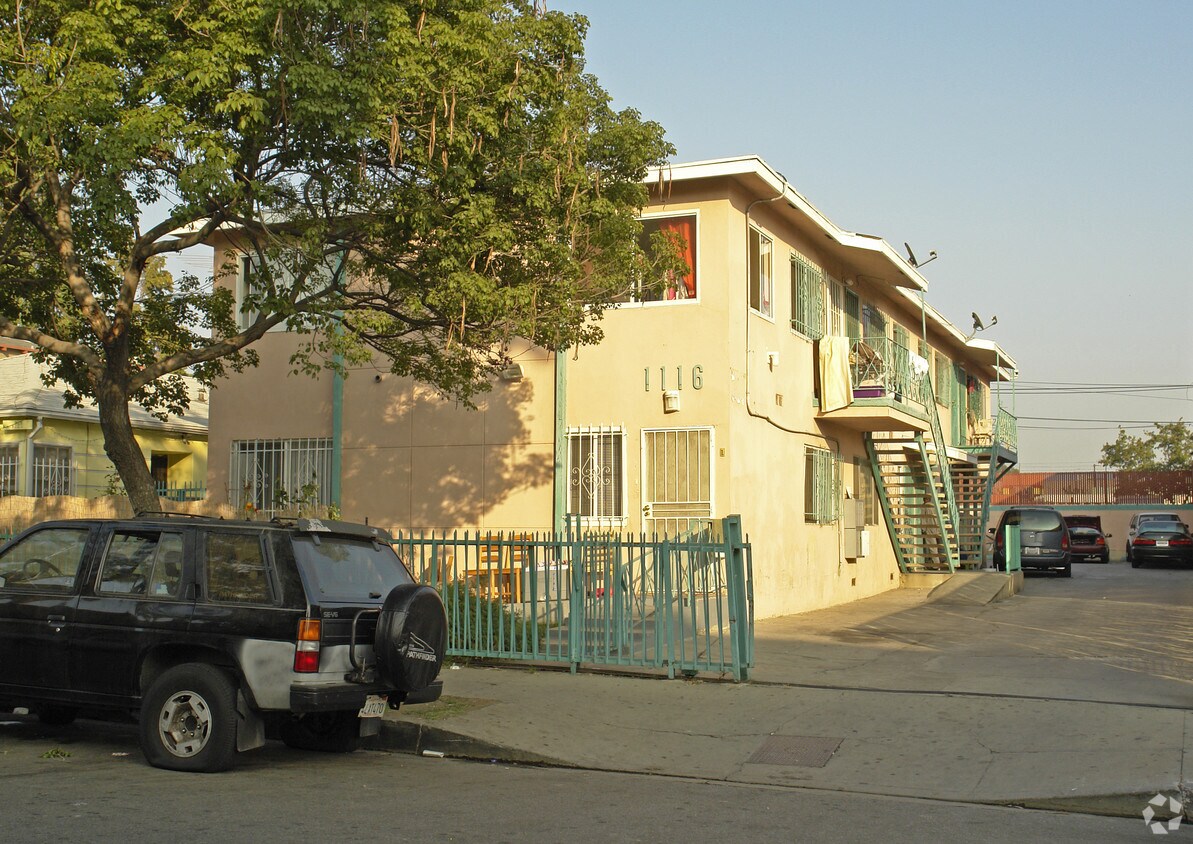 Primary Photo - 1116 N Beachwood Dr