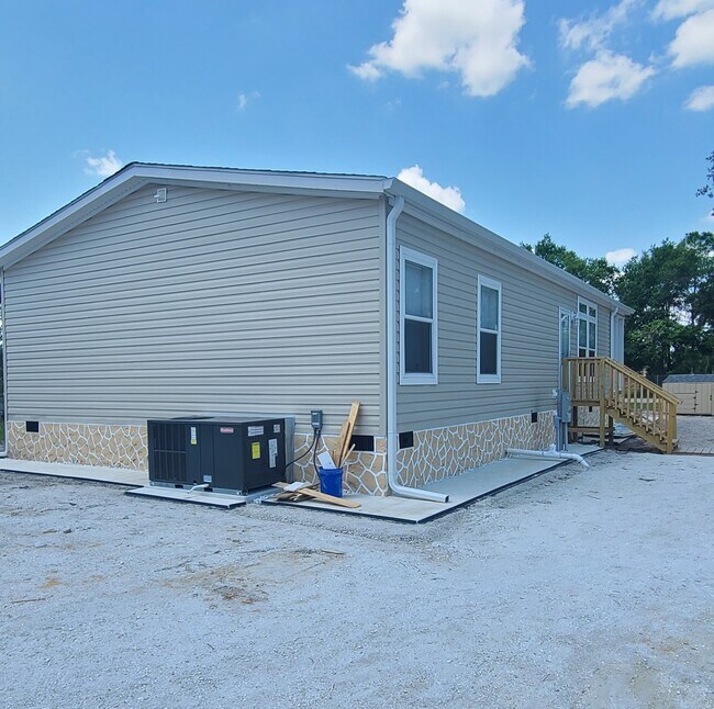 Building Photo - 733 9th St