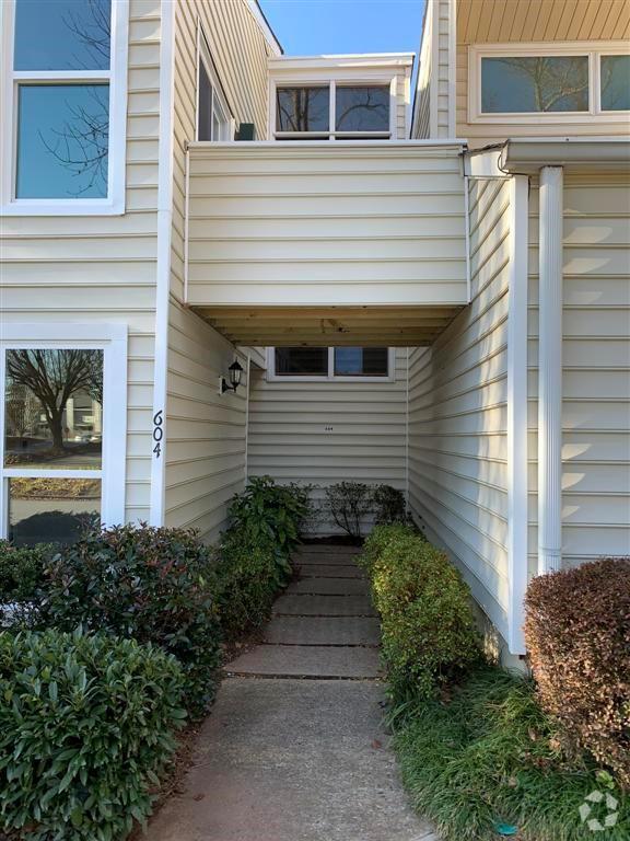Building Photo - 604 Serramonte Dr