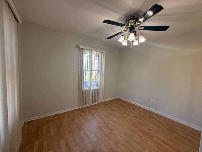 Building Photo - 2 Bedroom Unit available in Highland Park!