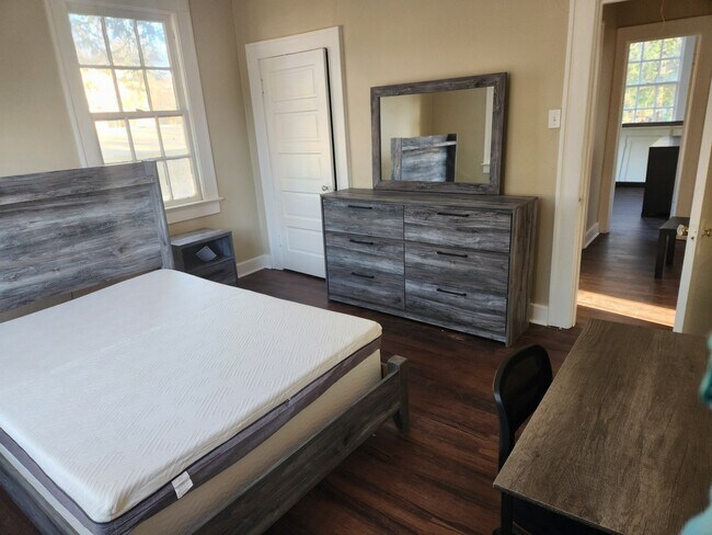 Dormitorio 1 - 1703 W Montgomery Rd