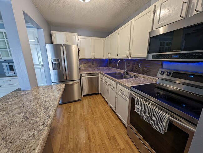 Foto del edificio - Updated 2bd/1ba Condo w/ Pool & Heated Par...