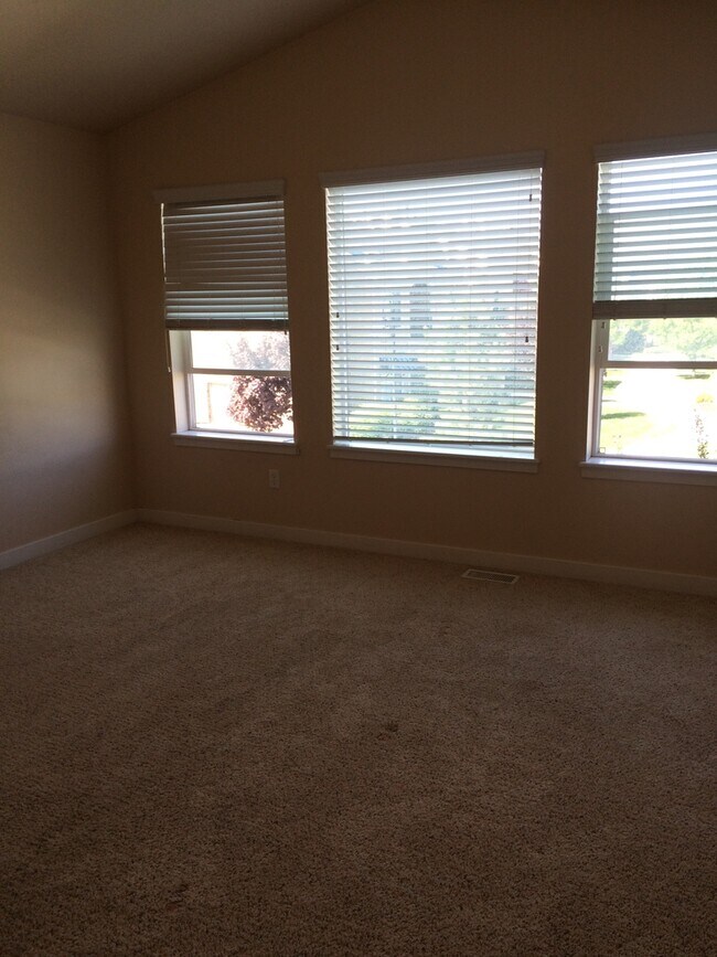 Building Photo - Luxury 3 Bedroom Townhome Available Now!!
