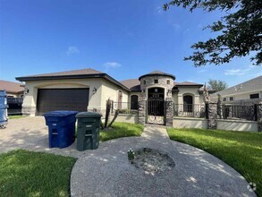 Building Photo - 3122 Rosco Dr