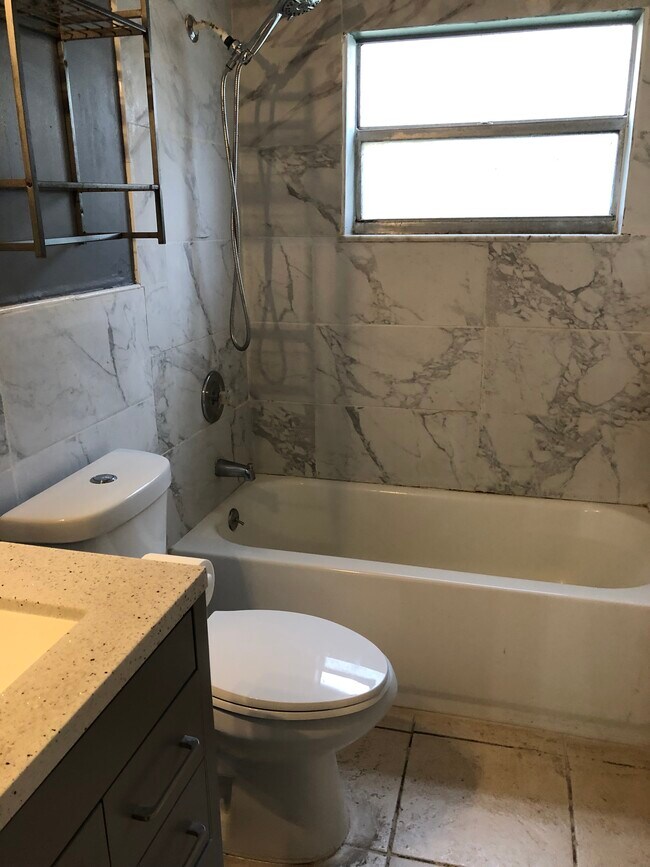 Baño nuevo - 1203 S 33rd St