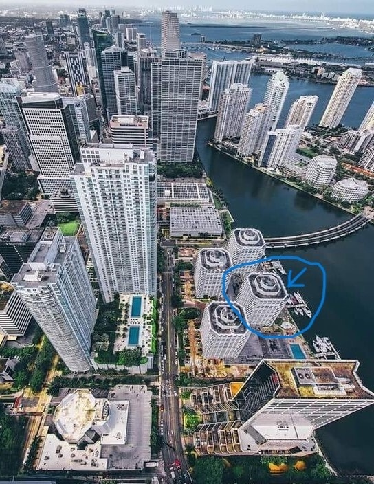 Building Photo - 905 Brickell Bay Dr