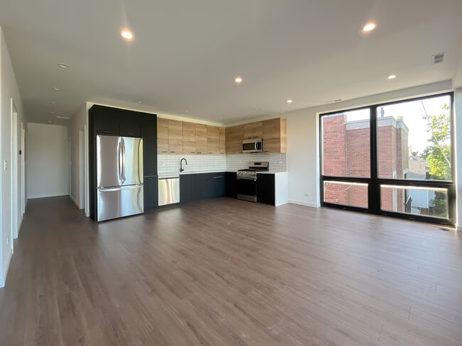 Building Photo - 3710 N Kenmore Ave