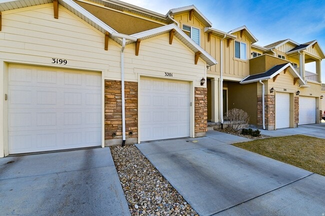 Building Photo - 3201 W Desert Lily Dr