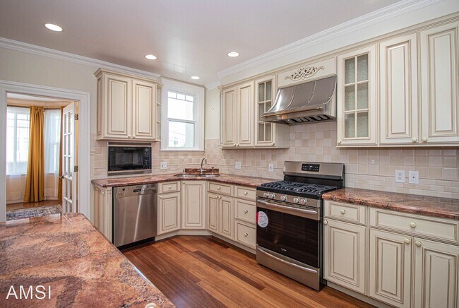 Building Photo - 3 br, 2.5 bath House - 723 42nd Ave