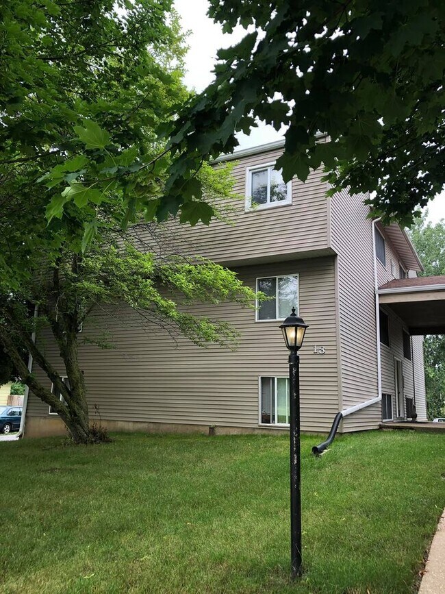 Building Photo - 13 Valley Dr
