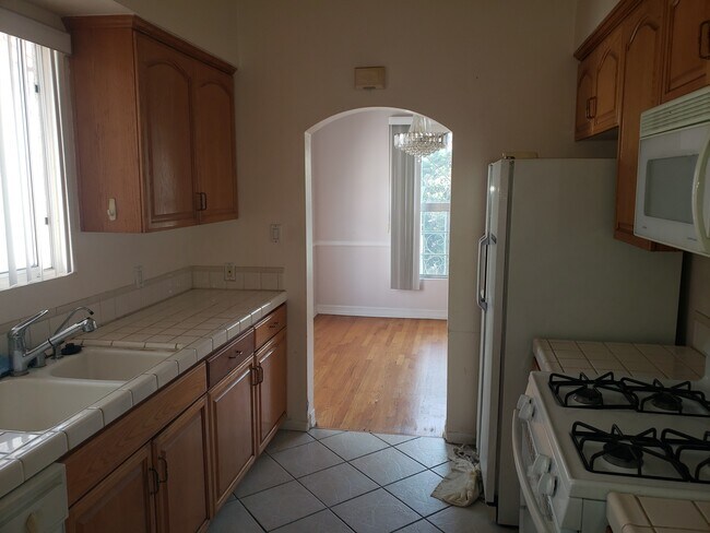 Building Photo - 217 S Doheny Dr