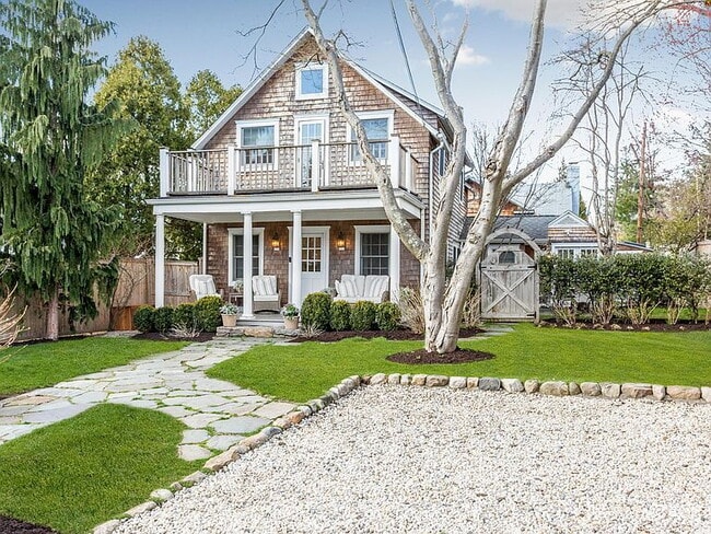 Building Photo - 4-Bed Oasis in Old Greenwich - Spacious 1,829 Sq Ft with 2 Full Baths!"